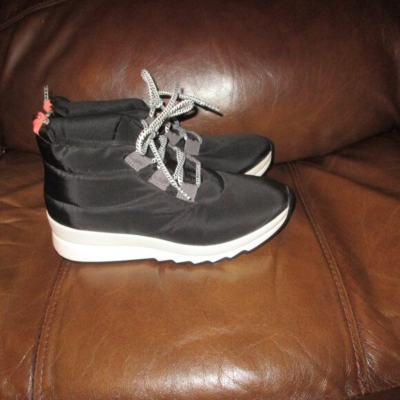GB Black Warm-up Booties sneakers hi-tops all weather 6 NWOT - Picture 2 of 6